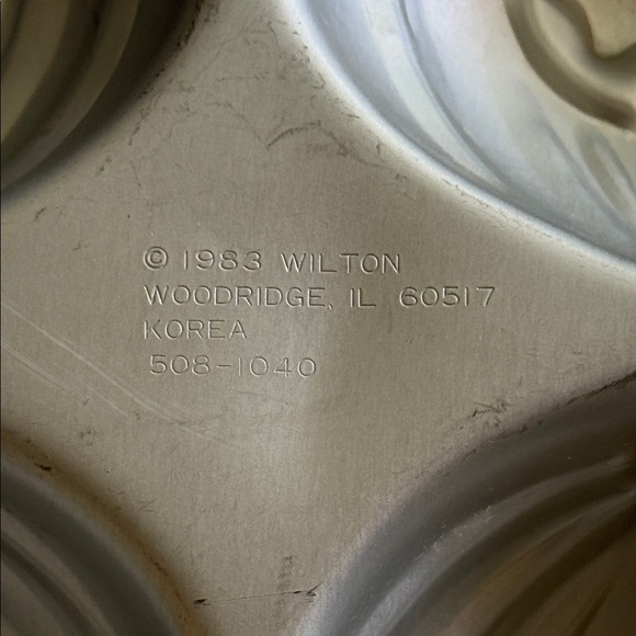 Wilton Metallic Pumpkin Cakelet Pan - Picture 2 of 5